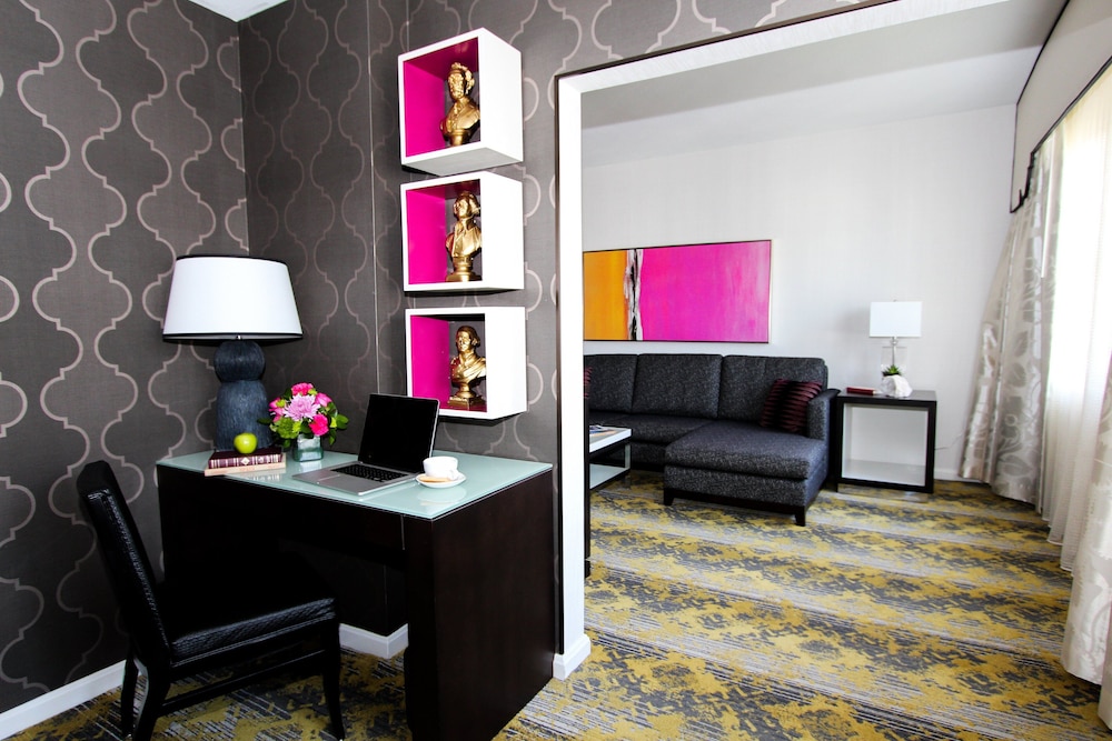 Suite, 1 King Bed - Photo 1