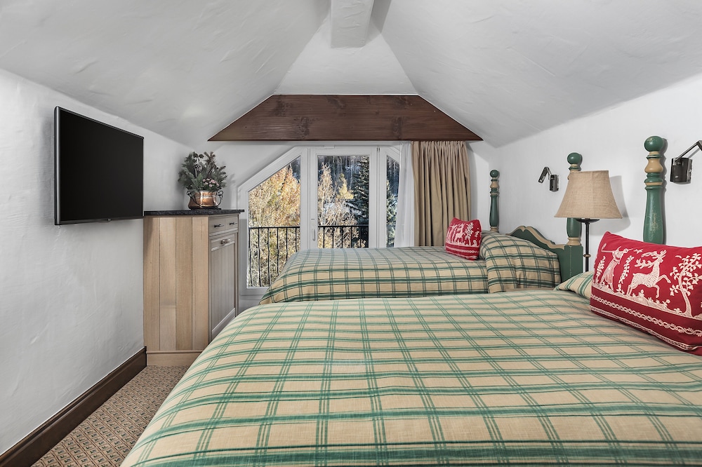 Golden Peak 2 Bedroom Suite 1 King and 2 Doubles Bi Level - Photo 3
