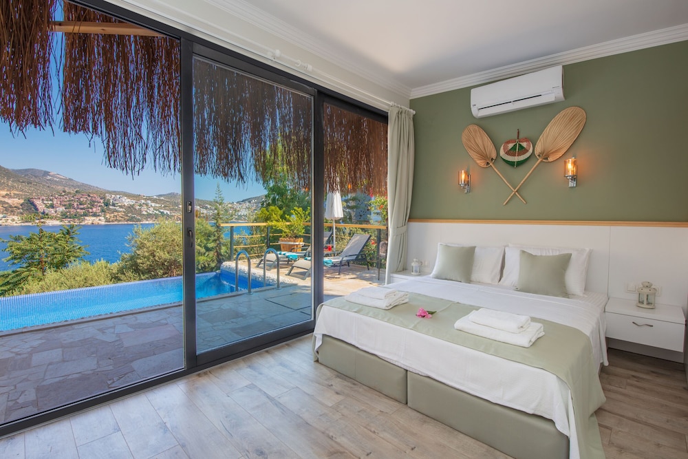 Deluxe Pool Suites