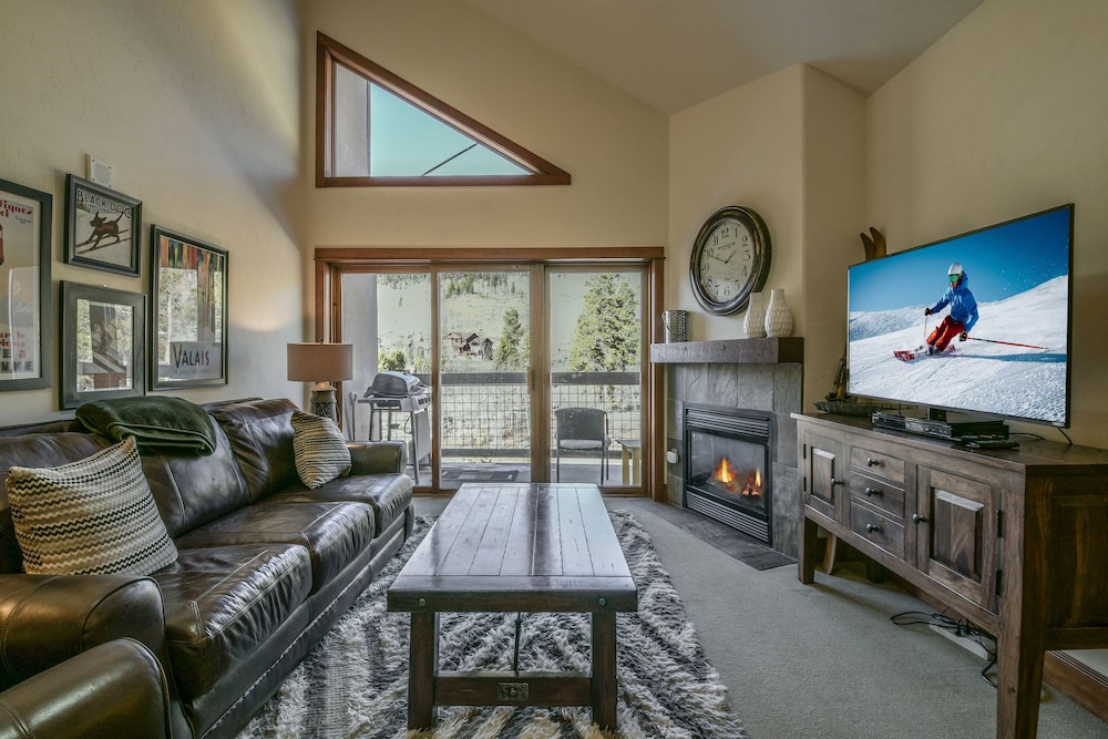 Premium Condo, 2 Bedrooms, Balcony, Mountain View (Oro Grande 413)