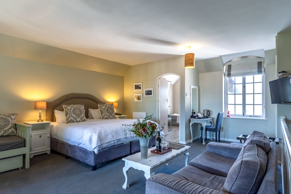 Deluxe Suite (Distant Sea View) photo 1