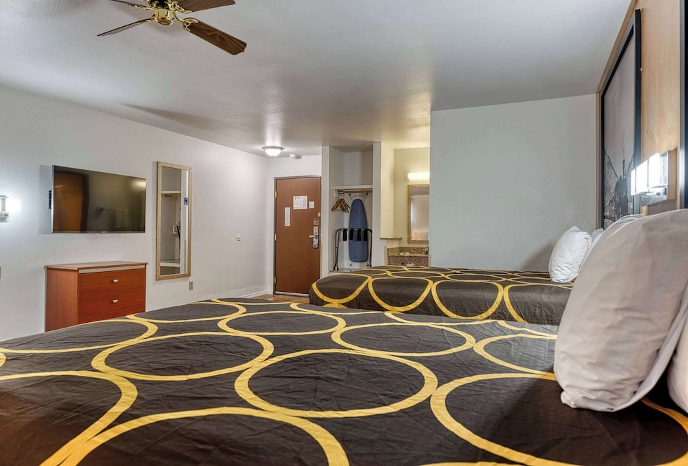 Room, Multiple Beds, Non Smoking - Photo 5