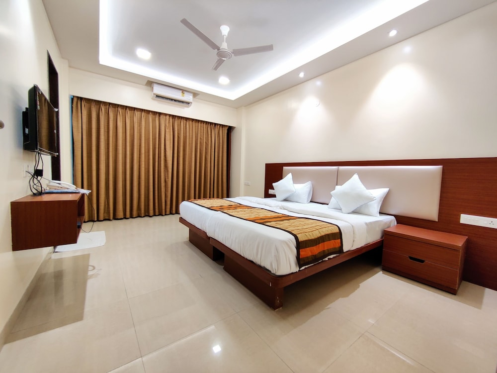 Deluxe Double Room with Balcony - Photo 25