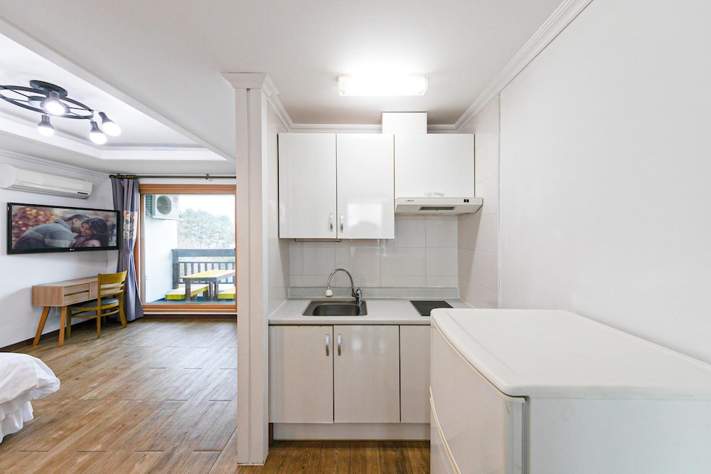 Basic Room, 1 Bedroom (Daisy 303(Ocean View)) - Photo 8