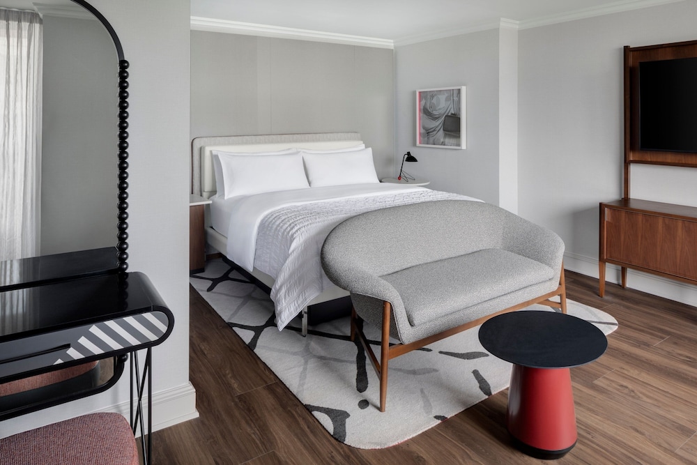 Junior Suite, 1 King Bed with Sofa bed, City View (Mobility/Hearing Access, Roll-in Shwr)