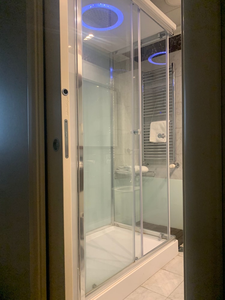 Comfort Room - Photo 2