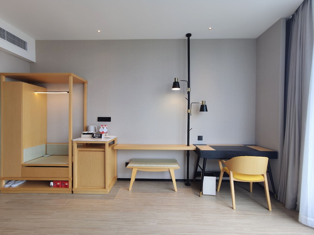 Basic Room, 1 King Bed, Accessible