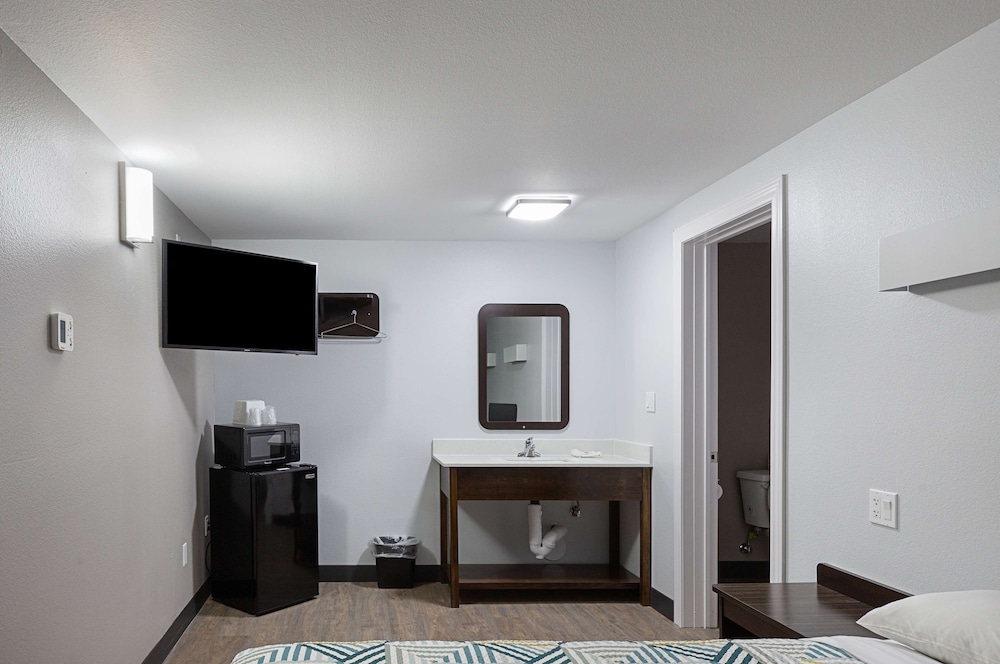 Standard Room, 1 Queen Bed, Non Smoking, Refrigerator & Microwave - Photo 4