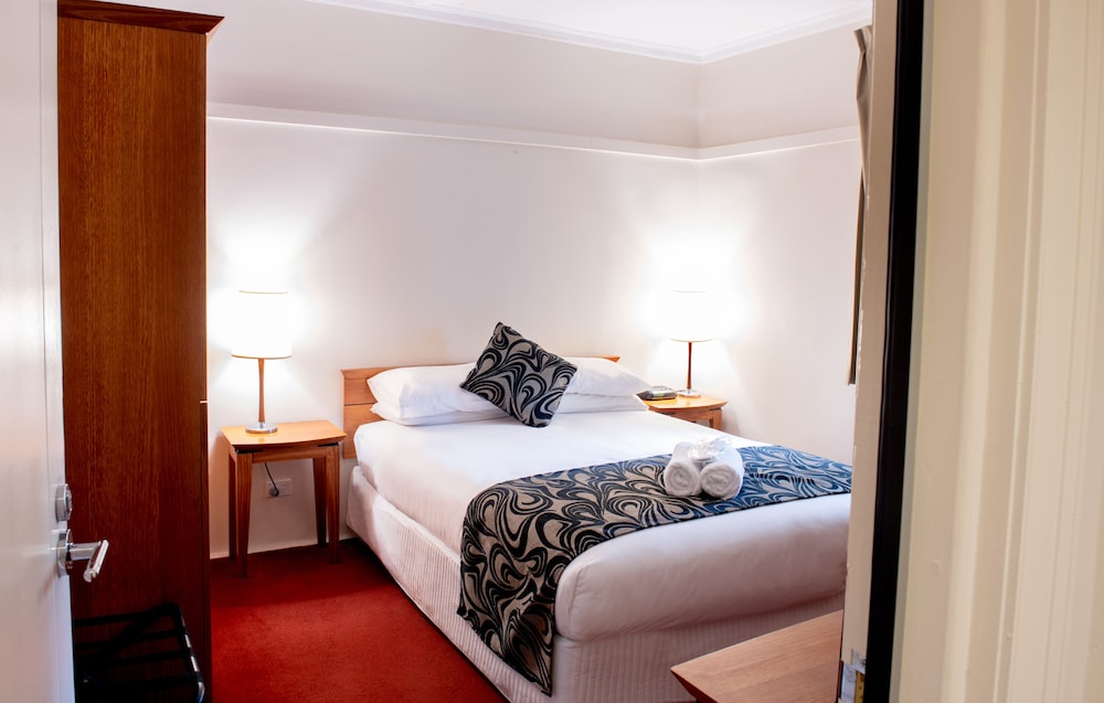 Deluxe Queen Suite photo 2
