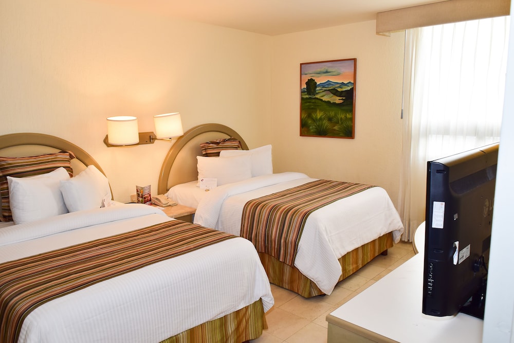 Room, 2 Double Beds, Non Smoking - Photo 6