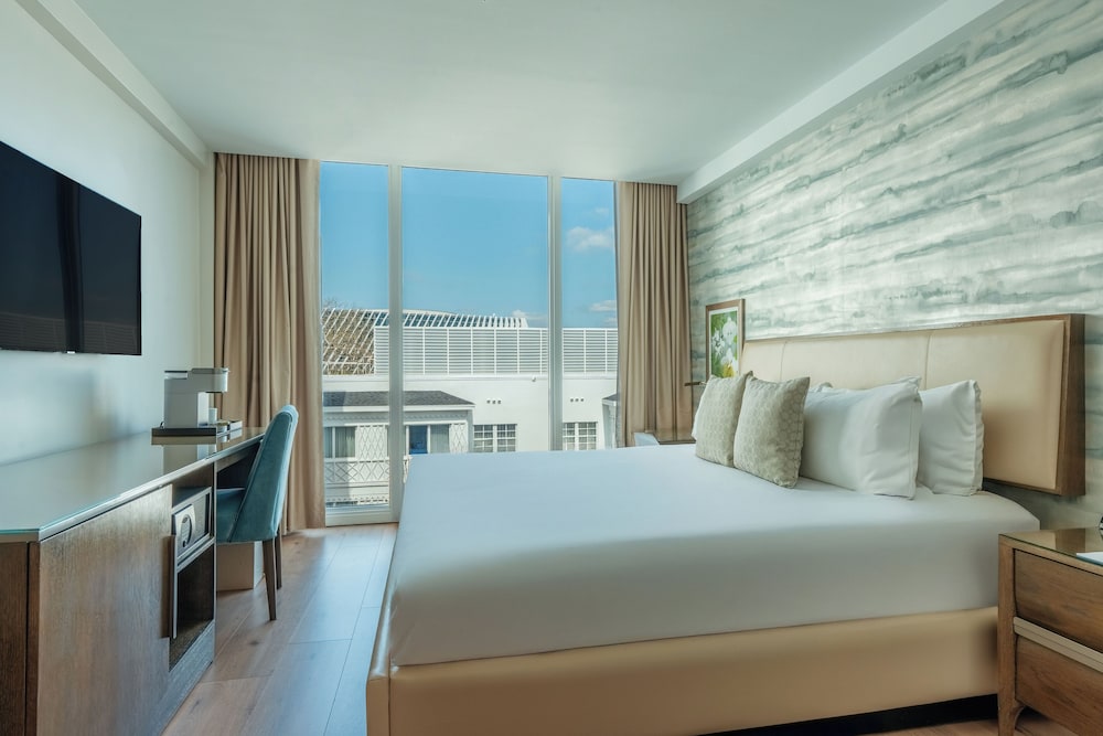 Premium Room, 1 King Bed, Balcony, Courtyard View - Photo 3