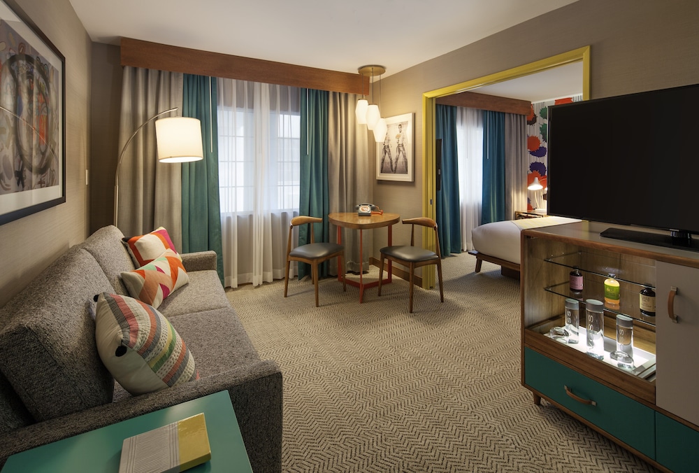 Suite, 1 King Bed, City View