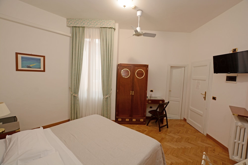 Standard Double or Twin Room photo 2