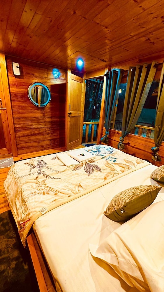 Luxury Tree House, Patio, Mountain View photo 2