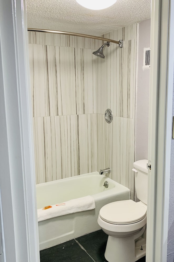 Standard Room, 2 Double Beds, Smoking - Photo 6