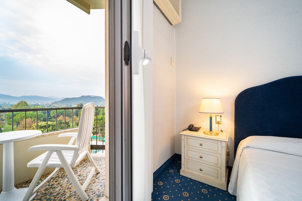 Single Room, Balcony (Elegant) photo 1