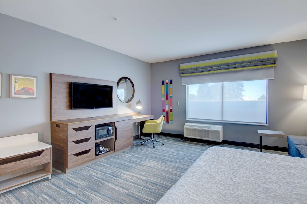 Room, 1 King Bed, Refrigerator & Microwave thumbnail 6