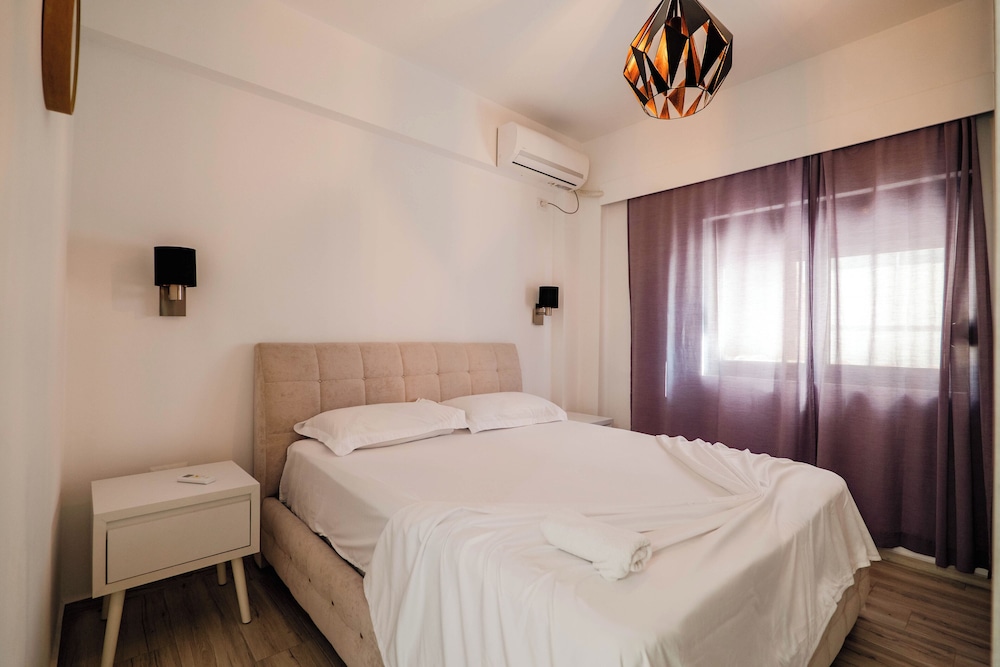One Bedroom Apartment with Balcony and Sea View