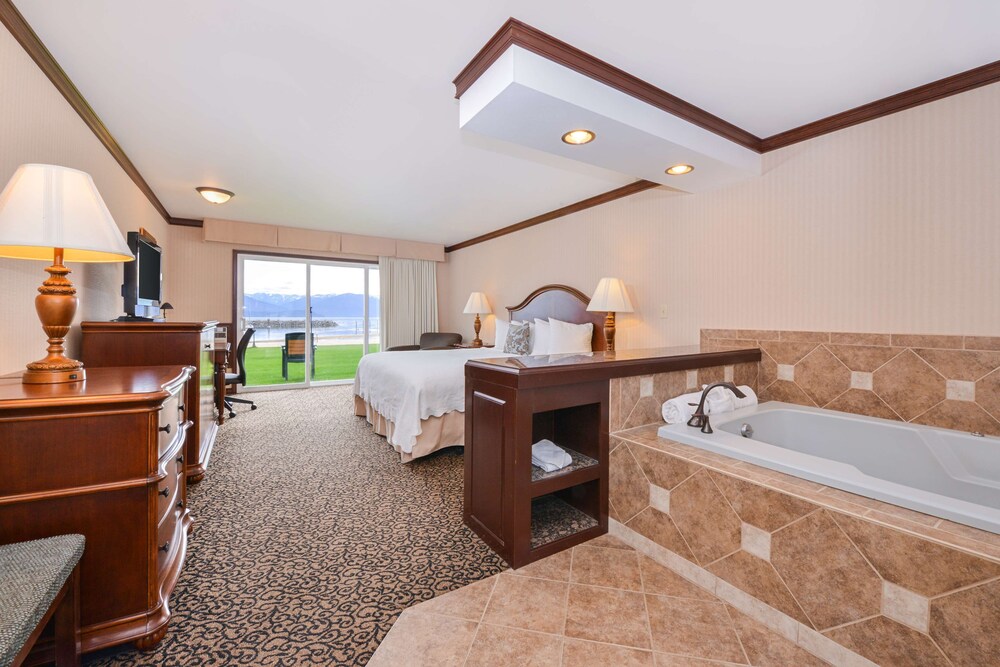 Standard Room, 1 King Bed, Jetted Tub, Lake View