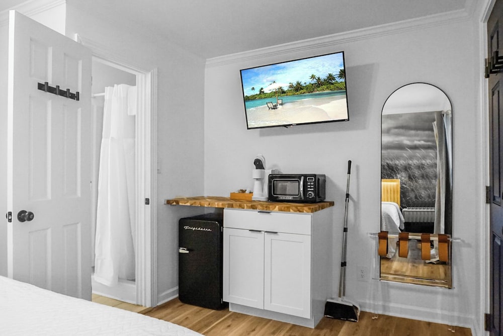 Comfort Single Room, 1 Queen Bed, Non Smoking, Pool View