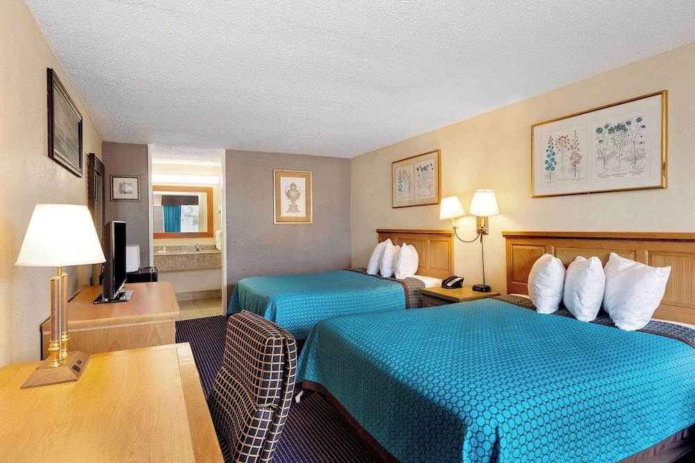 Standard Room, 2 Queen Beds - Photo 1
