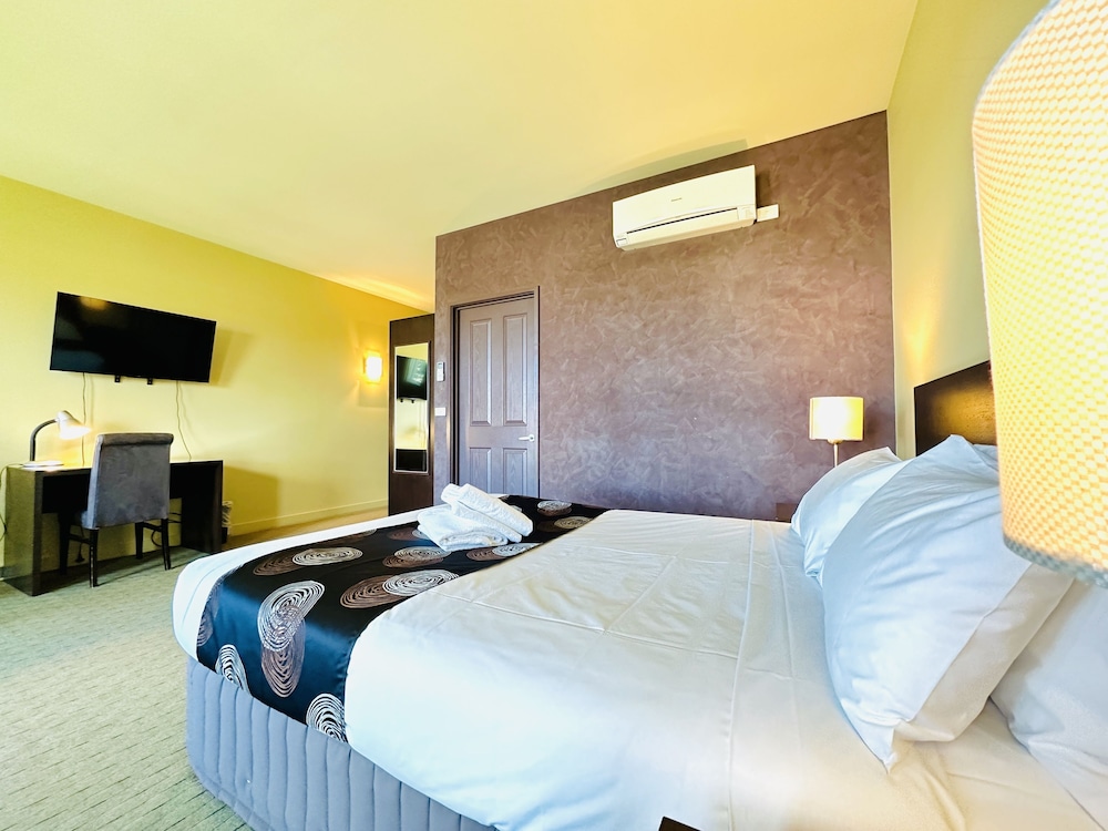 Deluxe Room, 1 Queen Bed, Non Smoking - Photo 3