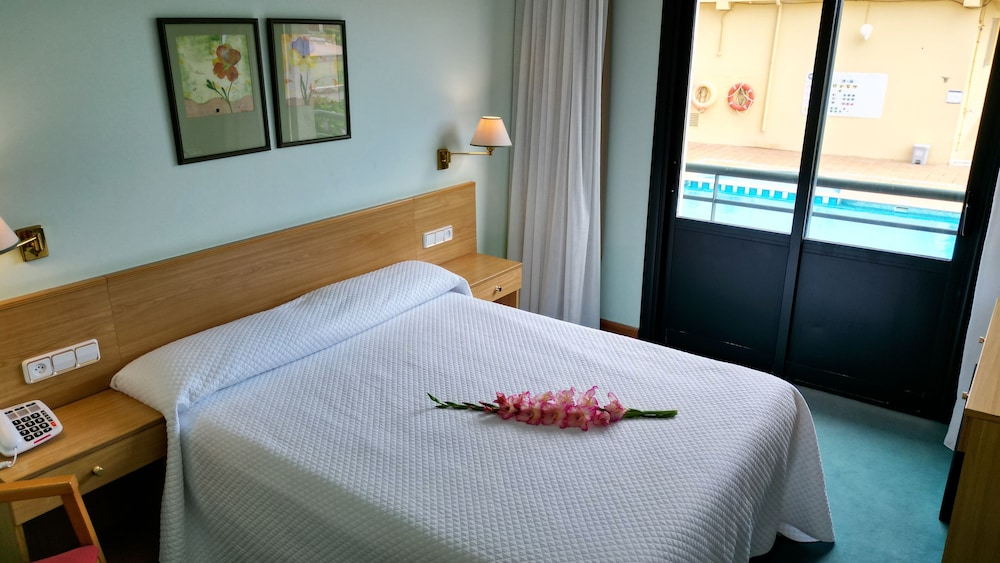 Standard Room, Multiple Beds, Pool View - Photo 8