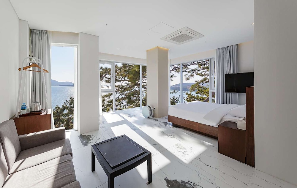 Cove Suite Vip 1 Yacht Boarding Ticket Provided In November/December