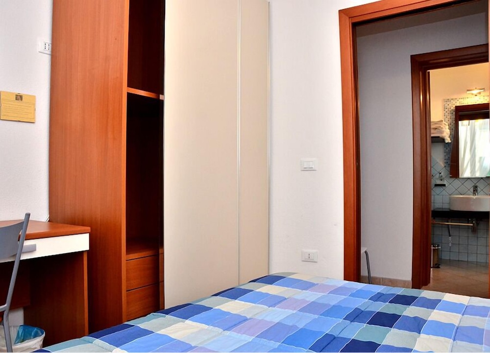 Double or Twin Room, Private Bathroom photo 3