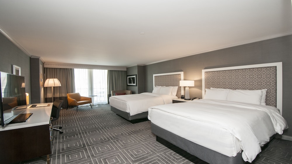 Premium Room, 1 King Bed, Accessible, Balcony (Plaza View) - Photo 3