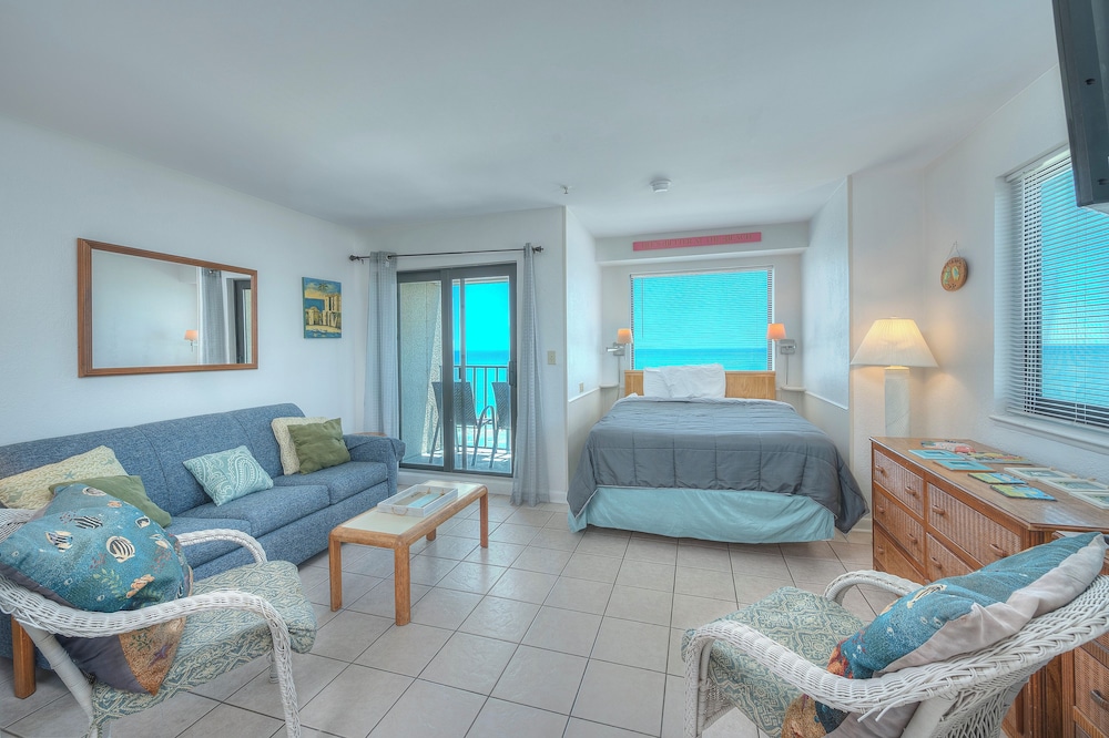 Studio, Pool Access, Oceanfront (Renaissance Tower 904)