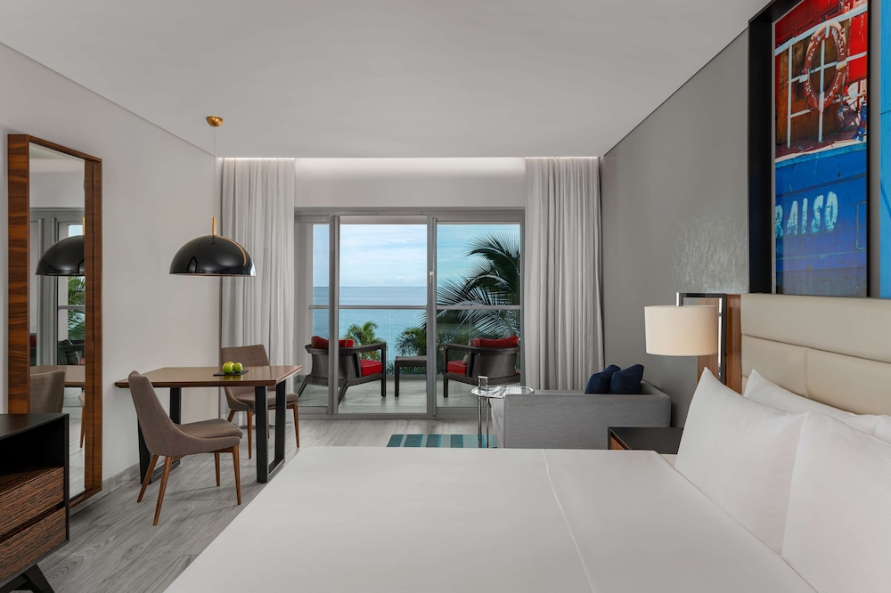 Room, 1 King Bed, Partial Sea View (Roll-In Shower)