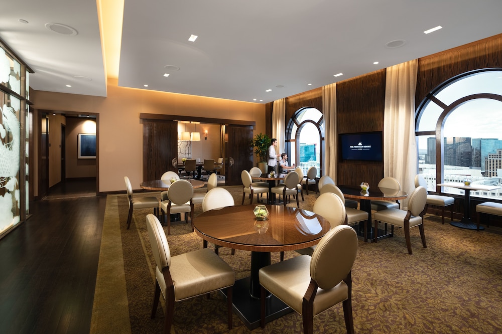 Newly Remodeled Luxury Two Queen Suite with Prestige Club Lounge Access - Photo 3