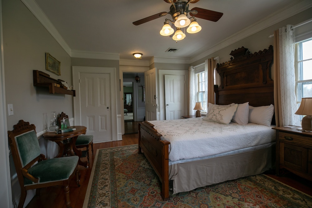 The Willard Room, 1 Queen Bed