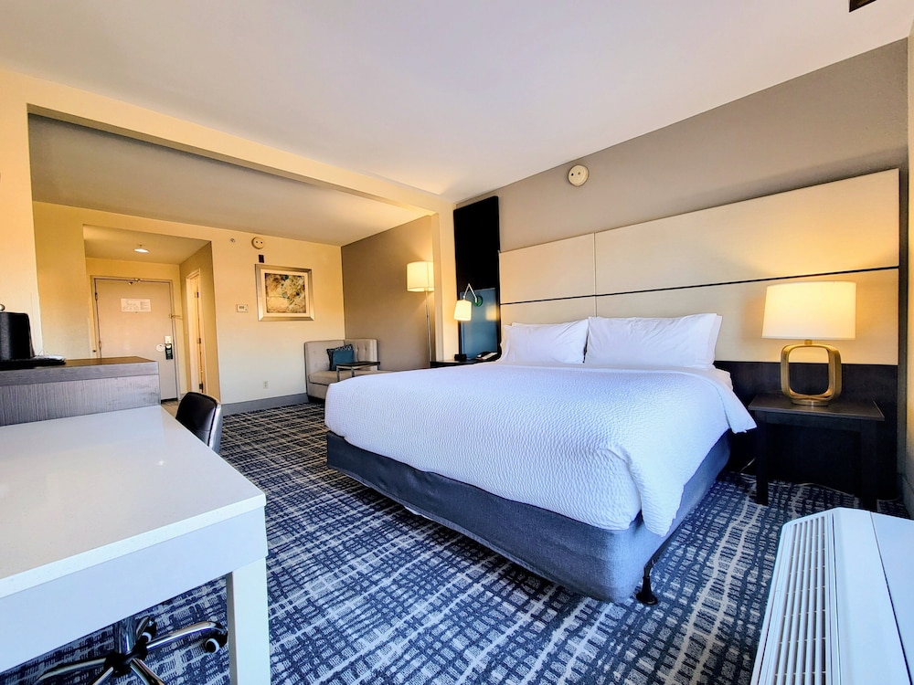 Standard Room, 1 King Bed, Accessible (Communications, Transfer Shower) - Photo 5