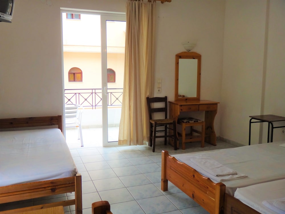 Basic Quadruple Room, 1 Bedroom, Balcony, Mountain View photo 3