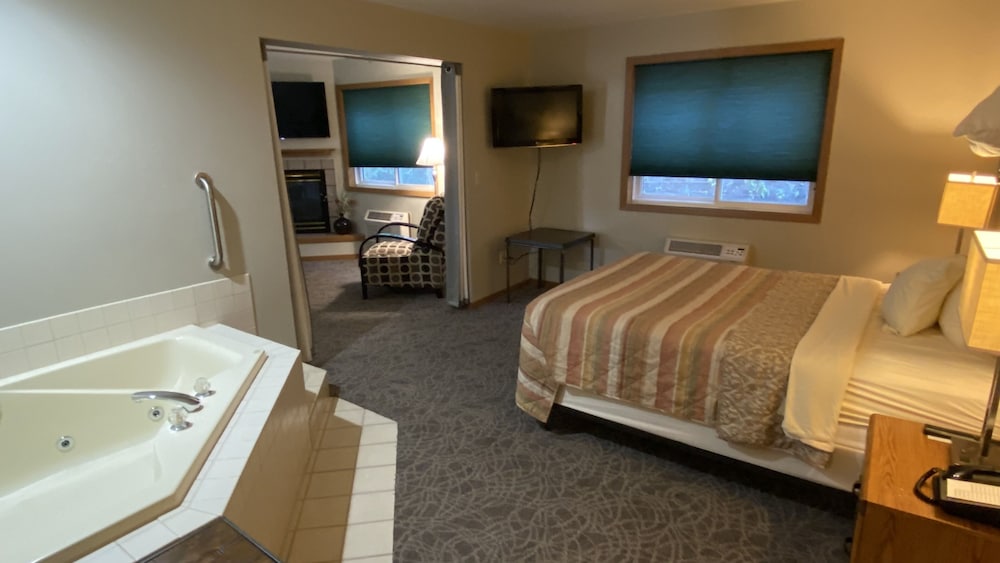 Suite, 1 Queen Bed with Sofa bed, Jetted Tub photo 1