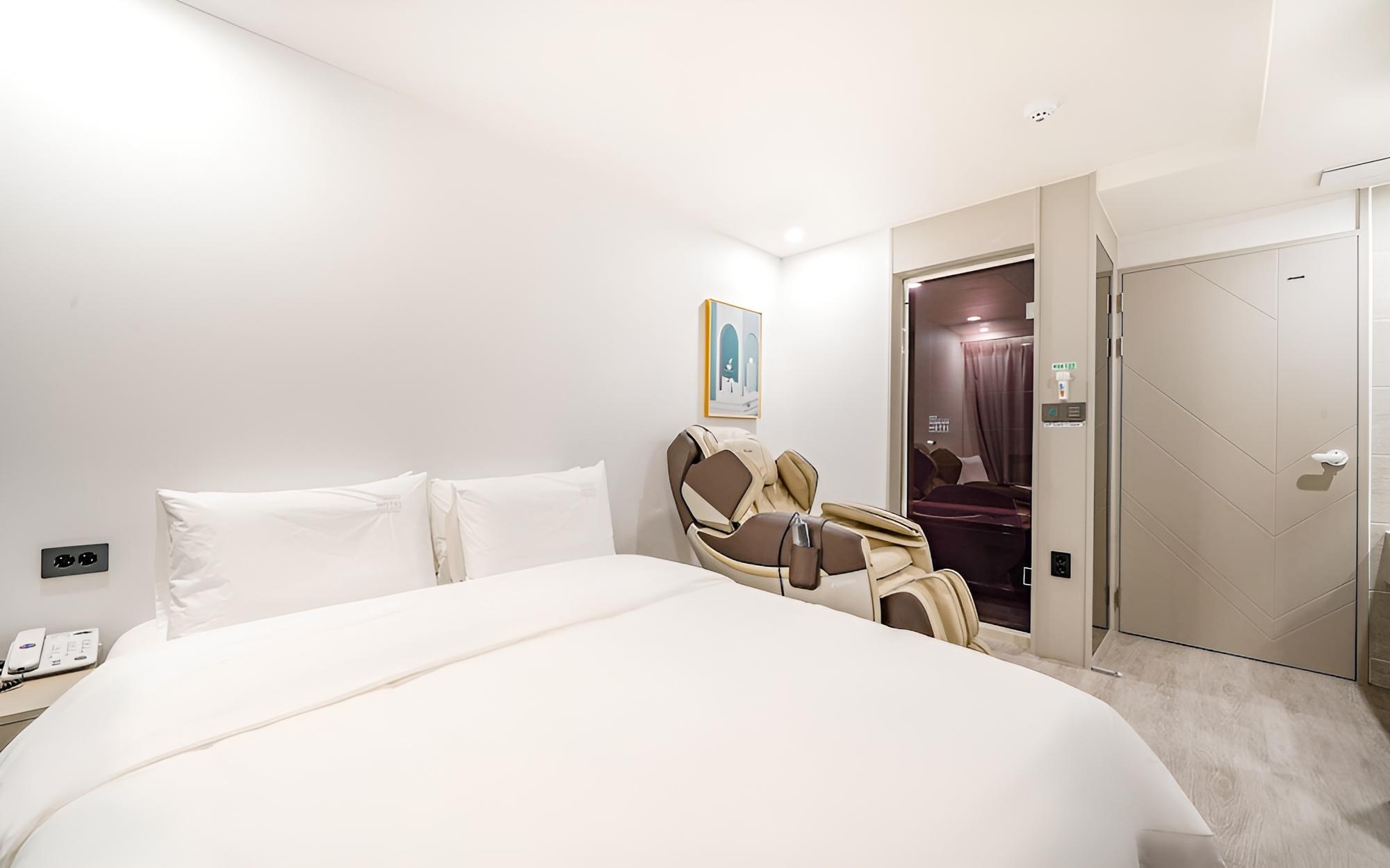 Room (Massage Chair (Styler Bathtub OTT Bre) - Photo 3