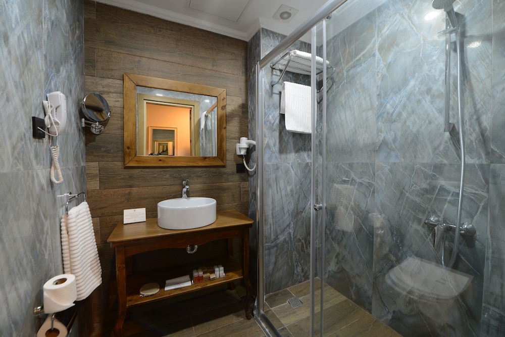 Standard Double or Twin Room - Photo 11