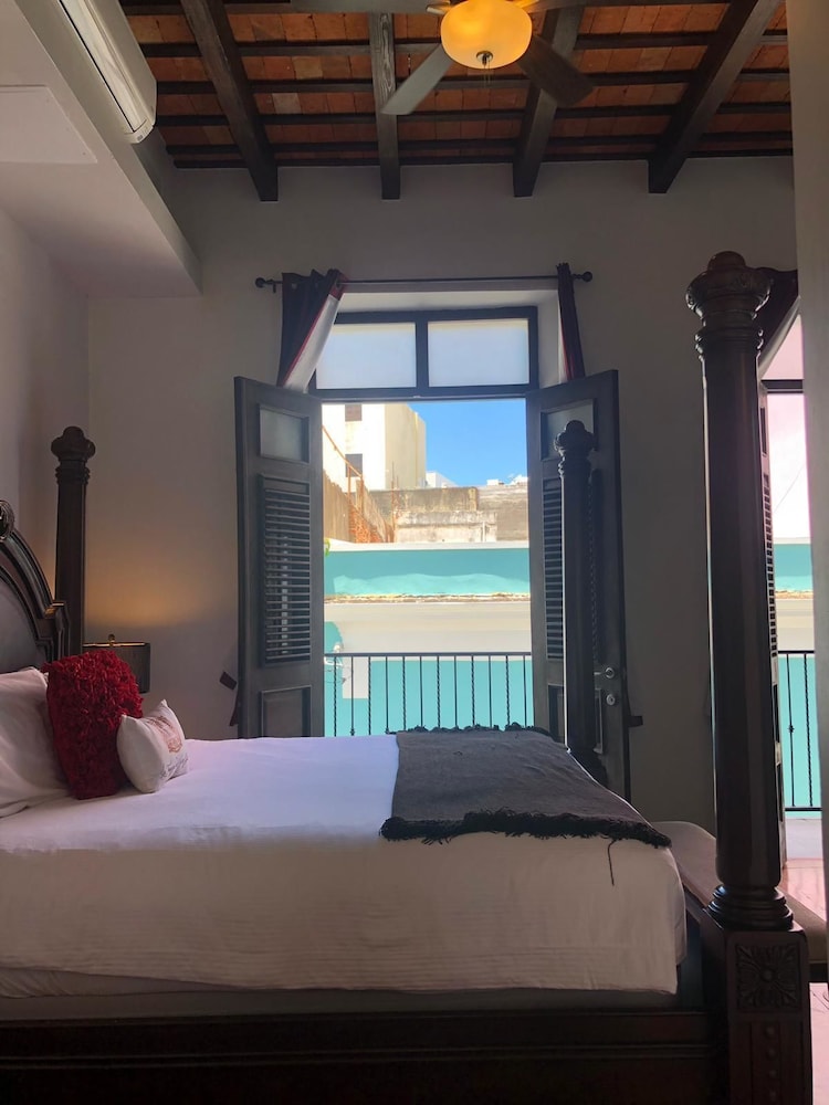 Deluxe Suite, 1 King Bed, Balcony - Photo 4