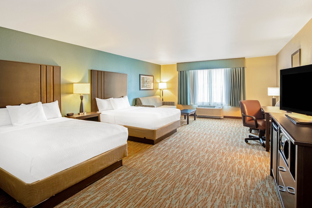 Deluxe Suite, 2 Queen Beds, Non Smoking photo 3