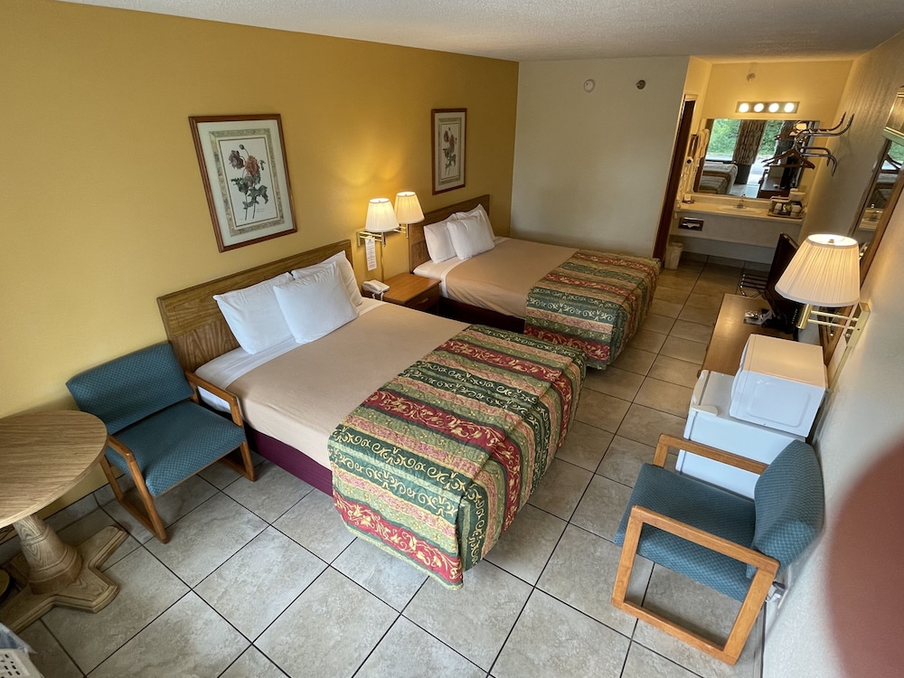 Two Queen Beds, Non-Smoking, Pets Allowed - Photo 2