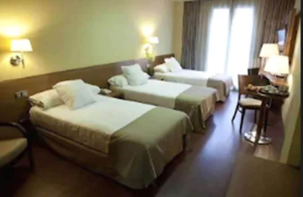 Triple Room, 3 Twin Beds - Photo 1