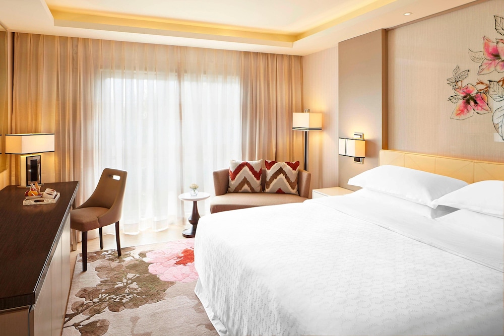 Deluxe Room, 1 King Bed, Balcony photo 1