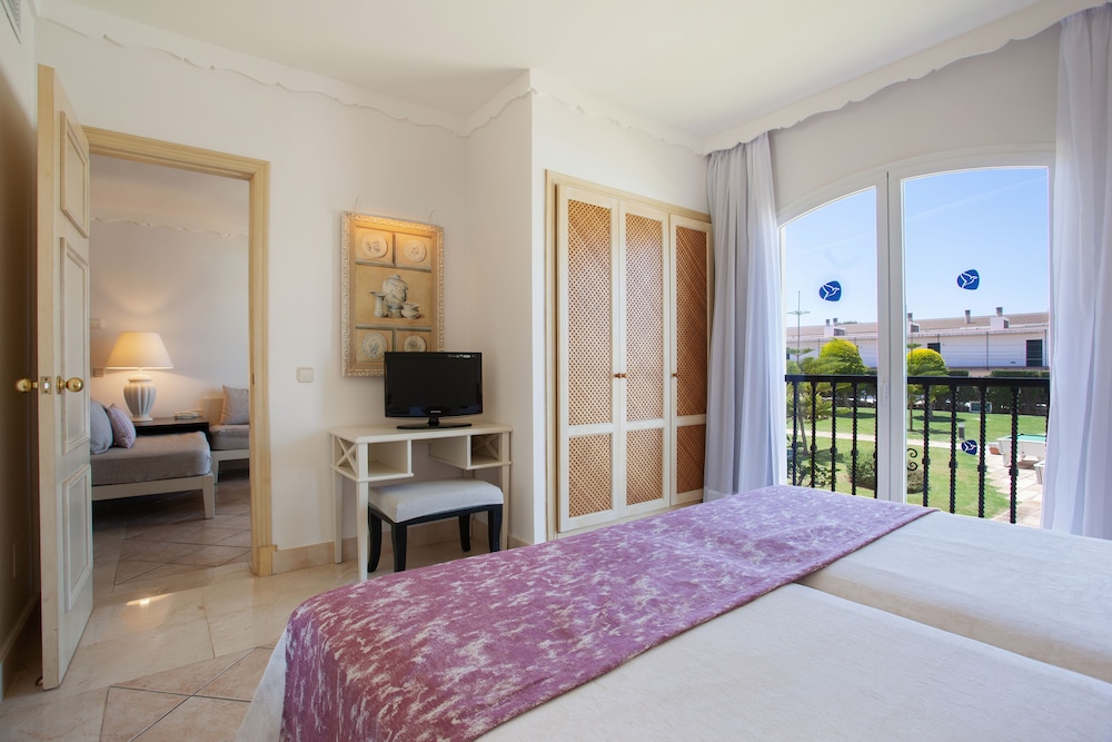 Suite, Balcony, Pool View (2 adults) photo 2