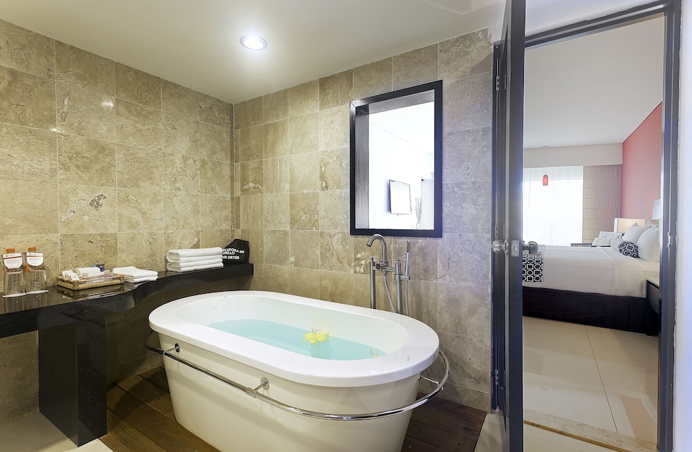 Junior Suite, 1 King Bed (Crowne) - Photo 9