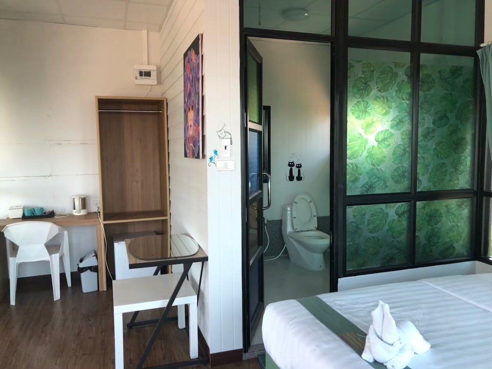 Deluxe Room with Balcony and Sea View photo 3