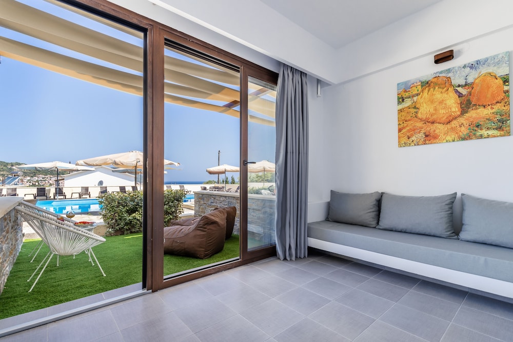 Junior Room, Pool View