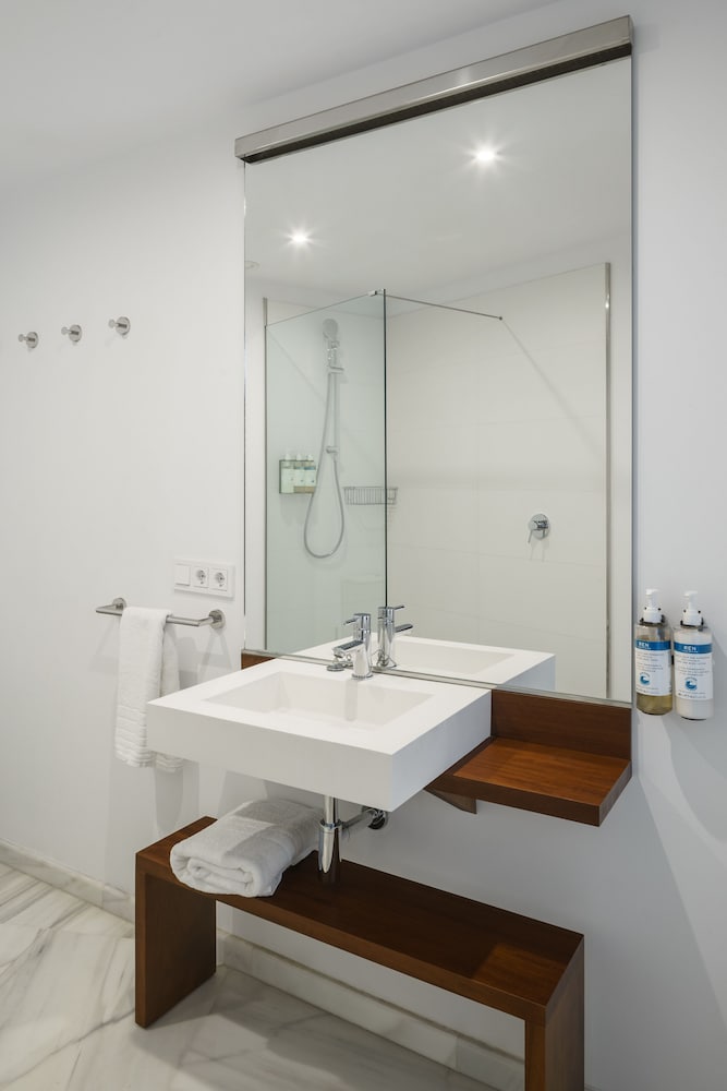3 Bedroom Apartment with Balcony - Photo 5