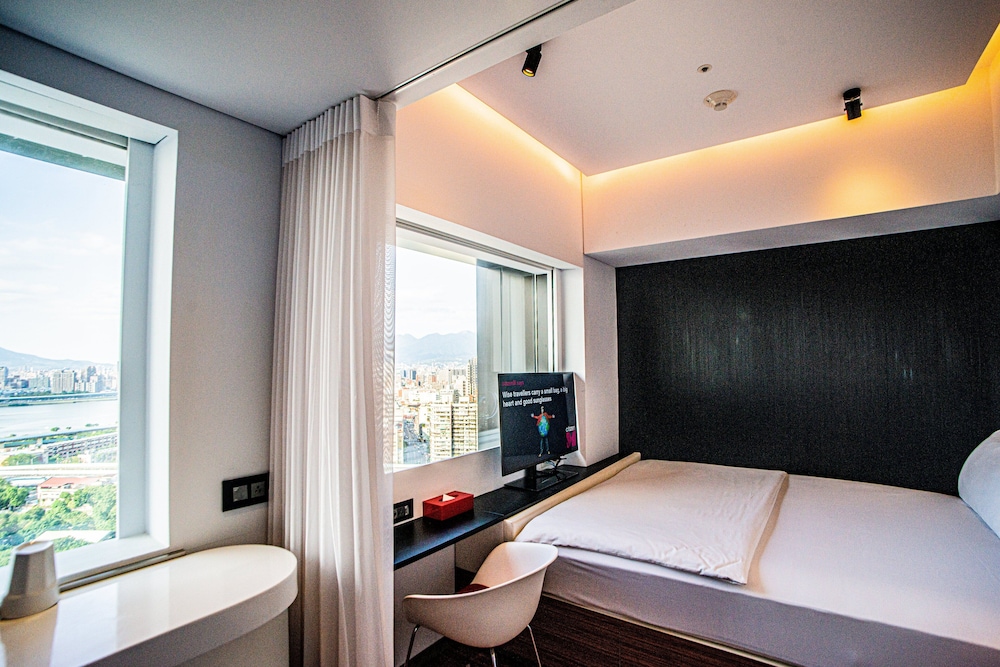 Deluxe Room, 1 King Bed, River View photo 2